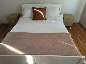 3 عدّة غرف نوم ومكواة/لوح كي وواي فاي مجانًا وملاءات أسرّة