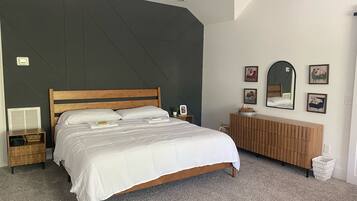 5 bedrooms, iron/ironing board, WiFi, bed sheets