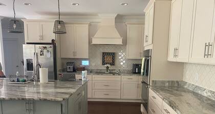 “Nice Catch” Spacious 5-bedroom house in peaceful Appling