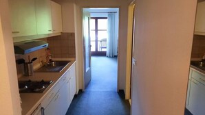 A narrow hallway leading to a balcony with a view. - Komfortables Helles 2-zimmer-appartment (Waldkirchen)