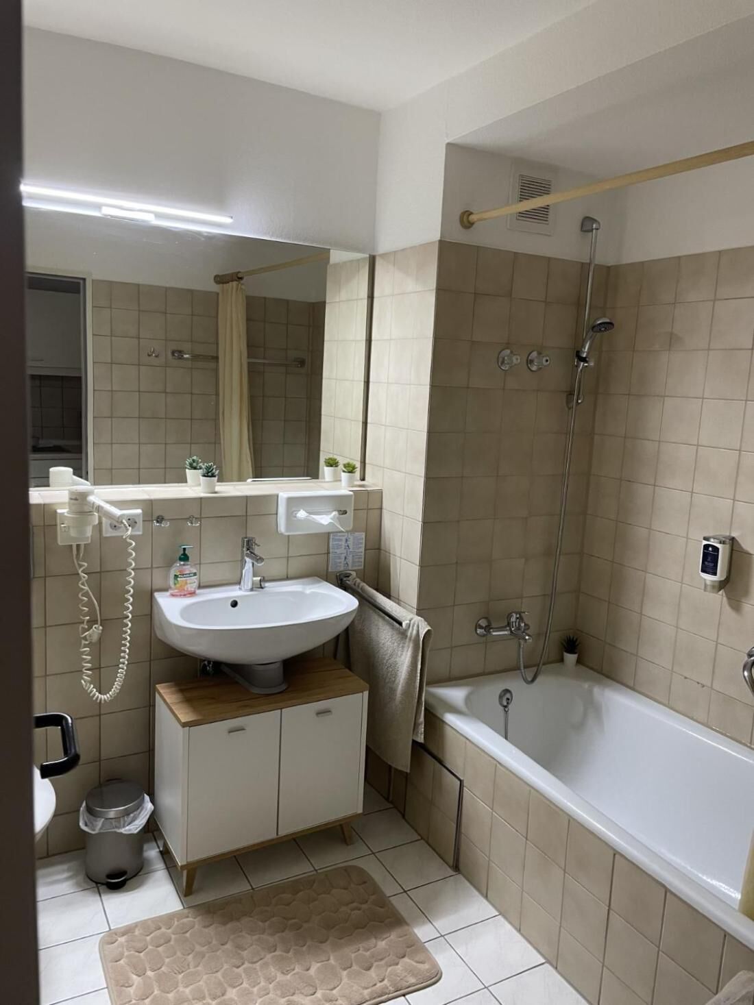 Apartment, 2 Schlafzimmer, Balkon, Gartenblick | Badezimmer | Toilettenpapier