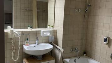 Apartment, 2 Schlafzimmer, Balkon, Gartenblick | Badezimmer | Toilettenpapier