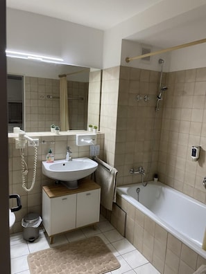 Apartment, 2 Schlafzimmer, Balkon, Gartenblick | Badezimmer | Toilettenpapier