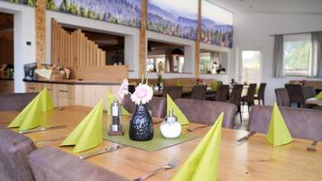 Apartment, 2 Bedrooms, Balcony, Garden View | Dining