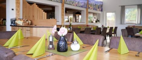 Apartment, 2 Bedrooms, Balcony, Garden View | Dining