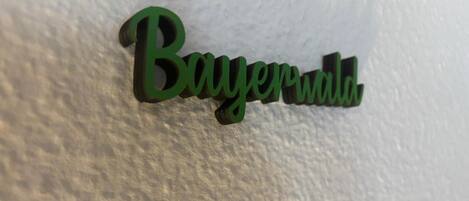 A green sign with the text "Bayerwald."