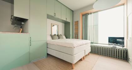 Spacious & Cozy Studio Apartment close to the water