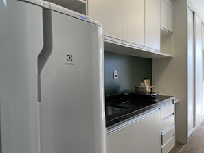 Kühlschrank, Wasserkocher mit Kaffee-/Teezubehör, Toaster