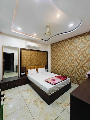 Deluxe Room | Desk, free WiFi