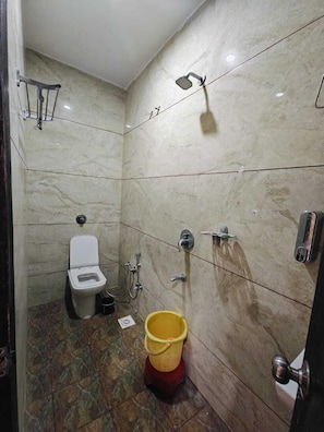 Familienzimmer | Badezimmer | Dusche, Handtücher, Seife, Toilettenpapier
