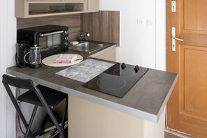Oven, stovetop, coffee/tea maker, cookware/dishes/utensils