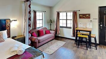 2 bedrooms, iron/ironing board, internet, bed sheets