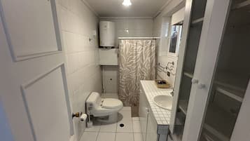 House | Bathroom | Hair dryer, towels, toilet paper