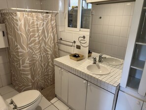 Ferienhaus | Badezimmer | Haartrockner, Handtücher, Toilettenpapier