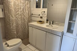 Casa | Baño | Secadora de cabello, toallas, papel de baño 