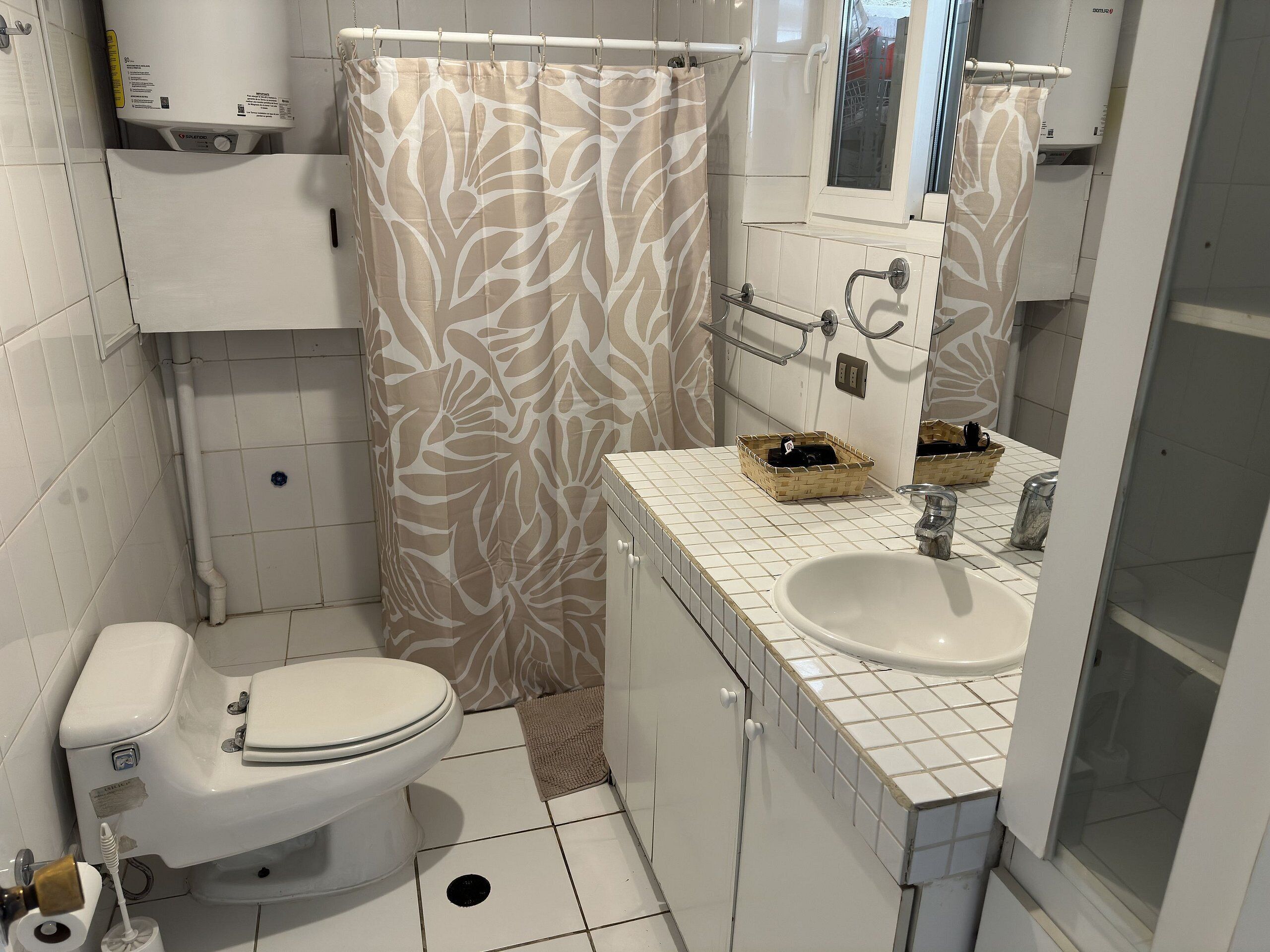 House | Bathroom | Hair dryer, towels, toilet paper