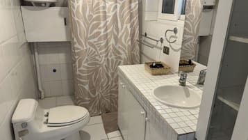 House | Bathroom | Hair dryer, towels, toilet paper