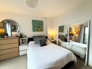 2 habitaciones, tabla de planchar con plancha, wifi y ropa de cama 