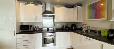 ثلاجة، ميكروويف، فرن، موقد طهي مسطح