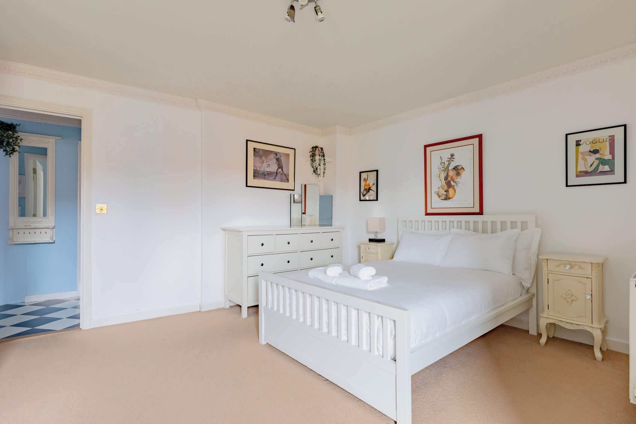 2 bedrooms, desk, iron/ironing board, WiFi