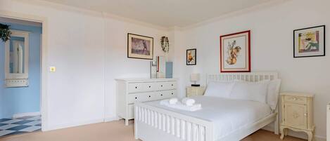 2 bedrooms, desk, iron/ironing board, WiFi