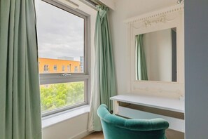 Interior - Spacious 2BD Flat, 20 Mins to City of London (Greater London)