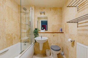 Shower, hair dryer - Spacious 2BD Flat, 20 Mins to City of London (Greater London)