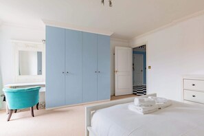 2 bedrooms, desk, iron/ironing board, WiFi