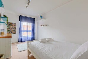 2 bedrooms, desk, iron/ironing board, WiFi