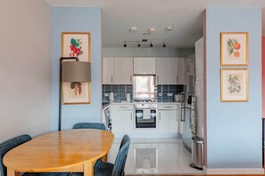 Frigorífic, microones, forn i placa de cuina 