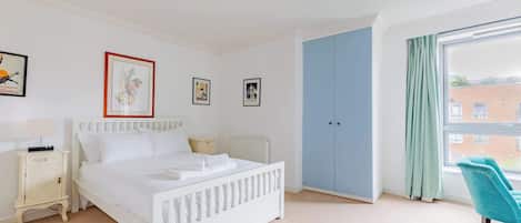 2 habitaciones, escritorio, tabla de planchar con plancha y wifi