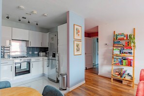 ثلاجة، ميكروويف، فرن، موقد طهي مسطح