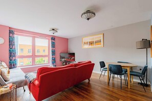 Fernseher, Bücher, Stereoanlage