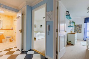 Een douche, een haardroger, shampoo
