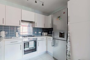 Frigorífic, microones, forn i placa de cuina 