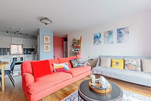 Una televisión, libros, un reproductor estéreo