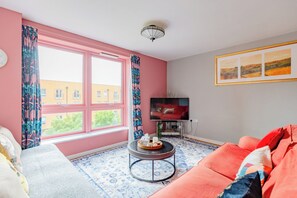 Living area - Spacious 2BD Flat, 20 Mins to City of London (Greater London)