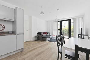 TV, DVD player, offices - Modern 2 Bed 2 Bath with Patio Access (Greater London)