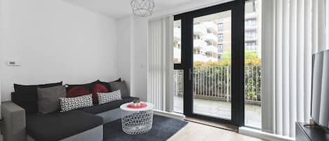 Fernseher, DVD-Player, Arbeitsbereiche