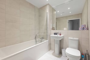 Shower, hair dryer - Modern 2 Bed 2 Bath with Patio | Close to Wembley (Greater London)