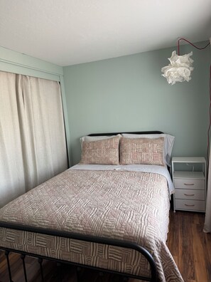 1 habitación, tabla de planchar con plancha, wifi y ropa de cama 