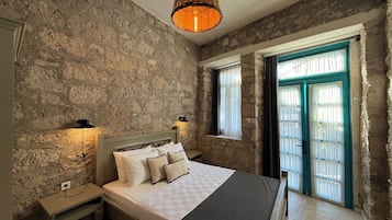 Deluxe Room | 1 bedroom, iron/ironing board, free WiFi