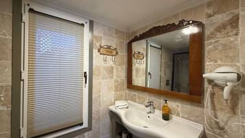 Loft Premium | Kamar mandi | Shower, pengering rambut, handuk, dan sabun