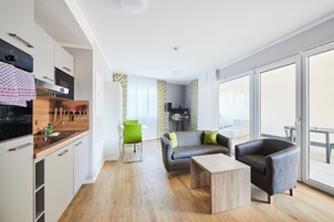 1 habitación, escritorio y espacio para trabajar con laptop