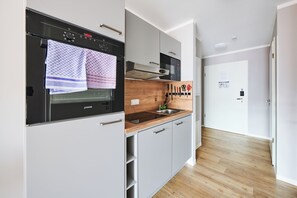 Appartement, niet-roken, balkon | Privékeuken | Een koelkast, een microgolfoven, een oven, een kookplaat