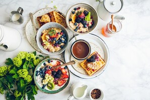 Un desayuno con gofres, avena y fruta.
