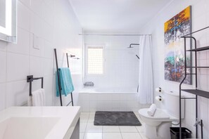 Douche, sèche-cheveux, serviettes fournies