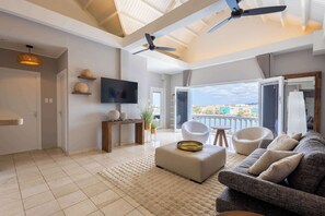 TV - Chic City View Residence by the Bay (Willemstad)