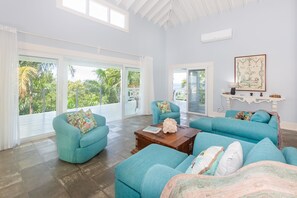 House, 3 Bedrooms | Living area - Casa Afortunada 4 Bedroom Home (Roatan)