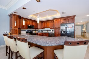 Condo, 2 habitaciones | Cocina privada | Refrigerador, horno y cafetera y tetera